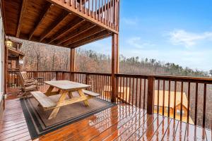ピジョン・フォージにあるNEW Pine Peaks Mins to Parkway w Amazing Viewsの木製デッキ(ピクニックテーブル、椅子付)