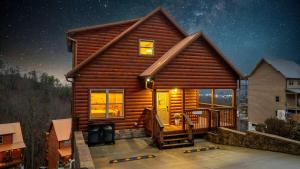 ピジョン・フォージにあるNEW Pine Peaks Mins to Parkway w Amazing Viewsの夜の星空を望むログキャビン
