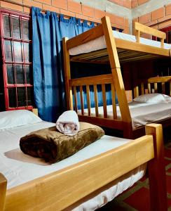 Кровать или кровати в номере Finca La Carmelita Casa Campestre con Piscina y entre Montañas a sólo minutos de Santa Rosa de Cabal