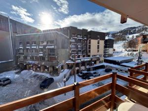 desde el balcón de un edificio con nieve en Studio Risoul 1850, en Risoul