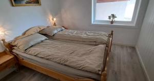 Postel nebo postele na pokoji v ubytování Sentralt beliggende leilighet