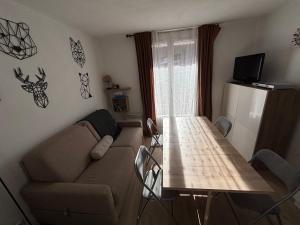 una sala de estar con un sofá y una mesa en Studio Risoul 1850, en Risoul