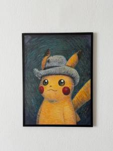 チェンマイにあるCloud Houseの帽子をかぶったテディベアの絵