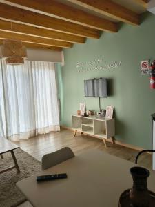 TV a/nebo společenská místnost v ubytování Abra Dina Huapi