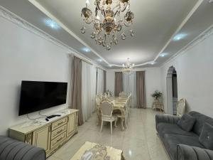 Green House في ديليجان: غرفة معيشة بها أريكة وتلفزيون وطاولة