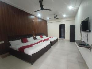 Un pat sau paturi într-o cameră la JD Hotel