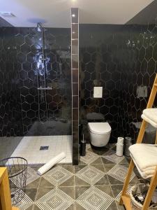 Et badeværelse på LE CLOS DAUPHINAIS Chez Laurette + 10 billeder