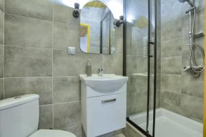 a bathroom with a toilet and a sink and a shower at Gospodarstwo Zacisze in Kowary +17 photos