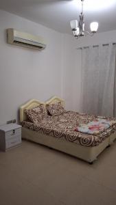 Un dormitorio con una cama y una cómoda y una ventana. en Fatima Hostel, en Mascate