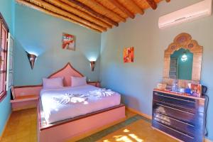 Un pat sau paturi într-o cameră la Hacienda Marrakech +120 fotografii