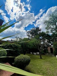 vista su un cortile con sedie e alberi di Espacio de Calma a La Falda