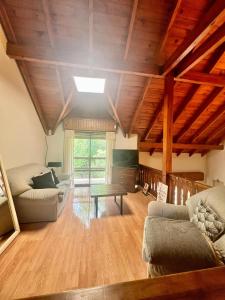 un soggiorno con due divani e un tavolo di Espacio de Calma a La Falda