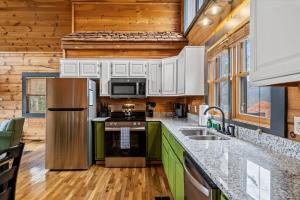 Køkken eller tekøkken på New 2BR Views Hot Tub Pool Resort + 40 billeder