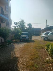 un camion garé dans une allée à côté d'une maison dans l'établissement Cozy house, à Sauraha