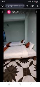 deux lits assis dans une pièce avec une pièce dans l'établissement Cozy house, à Sauraha