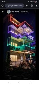 un bâtiment avec des lumières colorées au-dessus dans l'établissement Cozy house, à Sauraha 6 autres photos