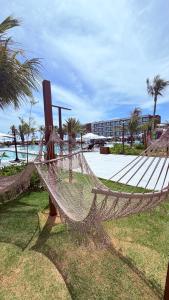 Apart-Resort Porto 2 Life في إيبوجوكا: أرجوحة للجلوس على العشب بالقرب من الشاطئ