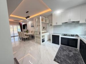 Кухня или мини-кухня в Home Hug You
