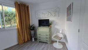 Rose في لو لا فاندو: غرفة مع خزانة ملابس وتلفزيون وكرسي