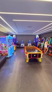 Apart-Resort Porto 2 Life في إيبوجوكا: غرفة بها طاولة تنس الطاولة وألعاب أخرى