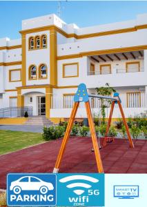 een schommel voor een gebouw bij Apartamento Playa de Punta Candor in Rota