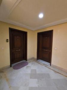 an empty room with two doors and a tile floor at Résidence Tunis Carthage in Ariana