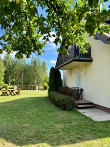 Κήπος έξω από το Gospodarstwo Agroturystyczne nad jeziorem MM Piotrowscy