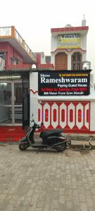 un scooter estacionado frente a un edificio en Hotal Shree Rameshwaram Ayodhya Dham Nearby Temple, en Ayodhya