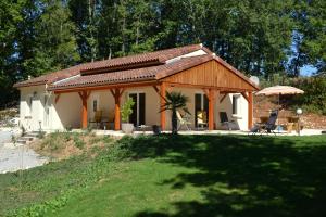 a small house with a pavilion in a yard at Villa Pepy in Salviac