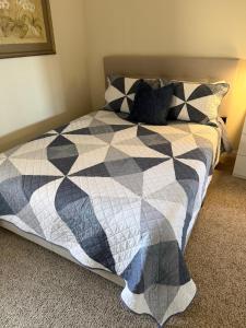 Ένα ή περισσότερα κρεβάτια σε δωμάτιο στο Comfy Casual 2 bed 2 bath condo