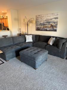 Χώρος καθιστικού στο Comfy Casual 2 bed 2 bath condo