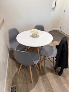 Χώρος καθιστικού στο Comfy Casual 2 bed 2 bath condo