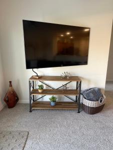 Μια τηλεόραση ή/και κέντρο ψυχαγωγίας στο Comfy Casual 2 bed 2 bath condo
