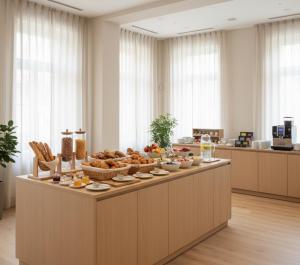 una linea a buffet con cibo in una stanza di Cruzeiro Hotel Kaş a Kaş Altre 11 foto