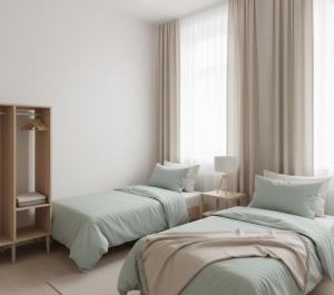 una camera da letto con due letti e una finestra di Cruzeiro Hotel Kaş a Kaş