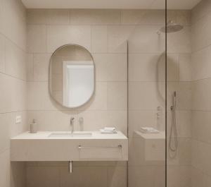 un bagno con lavandino e specchio di Cruzeiro Hotel Kaş a Kaş