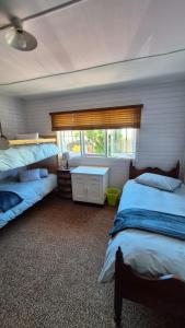 En eller flere senge i et værelse på So-Ja Beach House