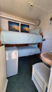 En eller flere senge i et værelse på So-Ja Beach House