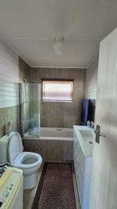 Et badeværelse på So-Ja Beach House + 15 billeder