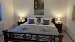 una camera da letto con un letto con due asciugamani sopra di Zum Rosenhügel a Hellenthal