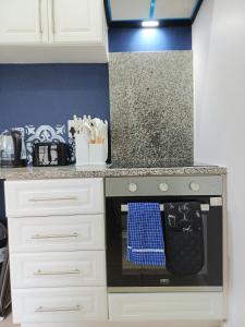 2 Seconds Avenue في هيلتون: مطبخ مع فرن علوي موقد أسود و أبيض