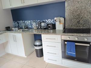 2 Seconds Avenue في هيلتون: مطبخ بخزائن بيضاء وطاولة عمل +11 صورة