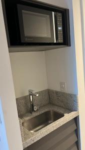 Apart-Resort Porto 2 Life في إيبوجوكا: ميكروويف فوق الحوض في المطبخ