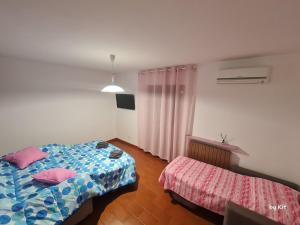 Pan Kit RoomS في أَويستا: غرفة نوم مع سرير ونافذة مع أغطية السرير لديهم صعوبة في التعامل