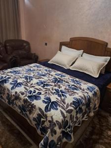 Una cama o camas en una habitación de Haytam