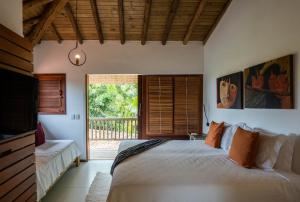 Casa e Pousada Alecrim في ترانكوسو: غرفة نوم بها سرير ونافذة كبيرة +119 صورة