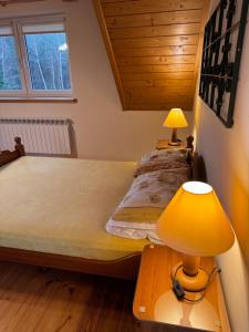 Ένα ή περισσότερα κρεβάτια σε δωμάτιο στο Gospodarstwo Agroturystyczne nad jeziorem MM Piotrowscy