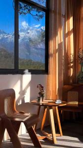 Nespecifikovaný výhled na hory nebo výhled na hory při pohledu z hotelu