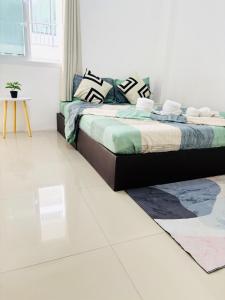 Postel nebo postele na pokoji v ubytování The Sunset Bangsaen Hotel