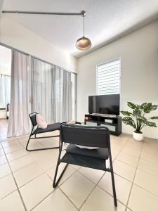 TV a/nebo společenská místnost v ubytování Apartment Close to Beach & Private Parking